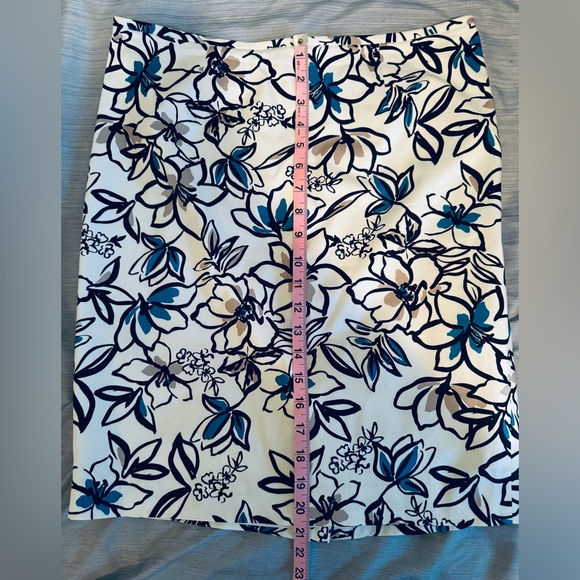 Teal blouse with teal and black highlights on a white skirt. - Picture 8 of 15